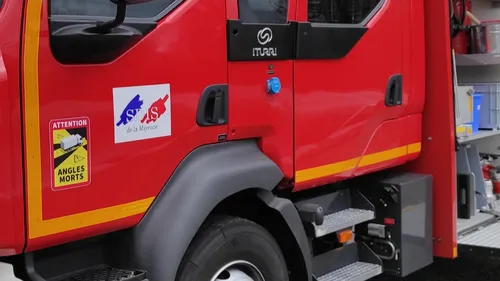 Une longère en feu à Saint-Saturnin-du-Limet